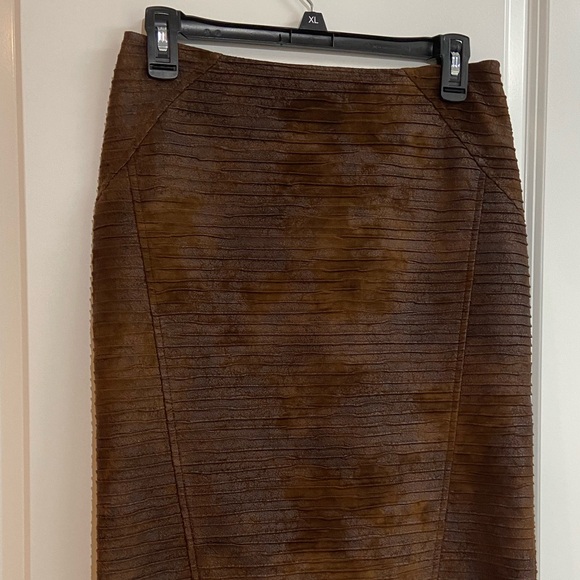 EUC Joseph Ribkoff Women’s Brown Faux Leather Ribbed Pencil Skirt Size 4 - Picture 3 of 9